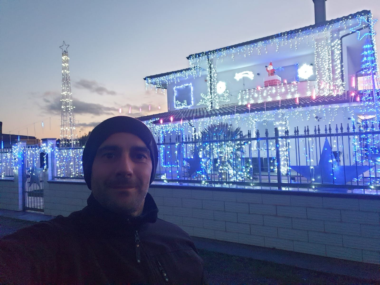 Claudio di Uta, passione vincente per le luminarie: “La mia casa in stile americano sin dal 2013”