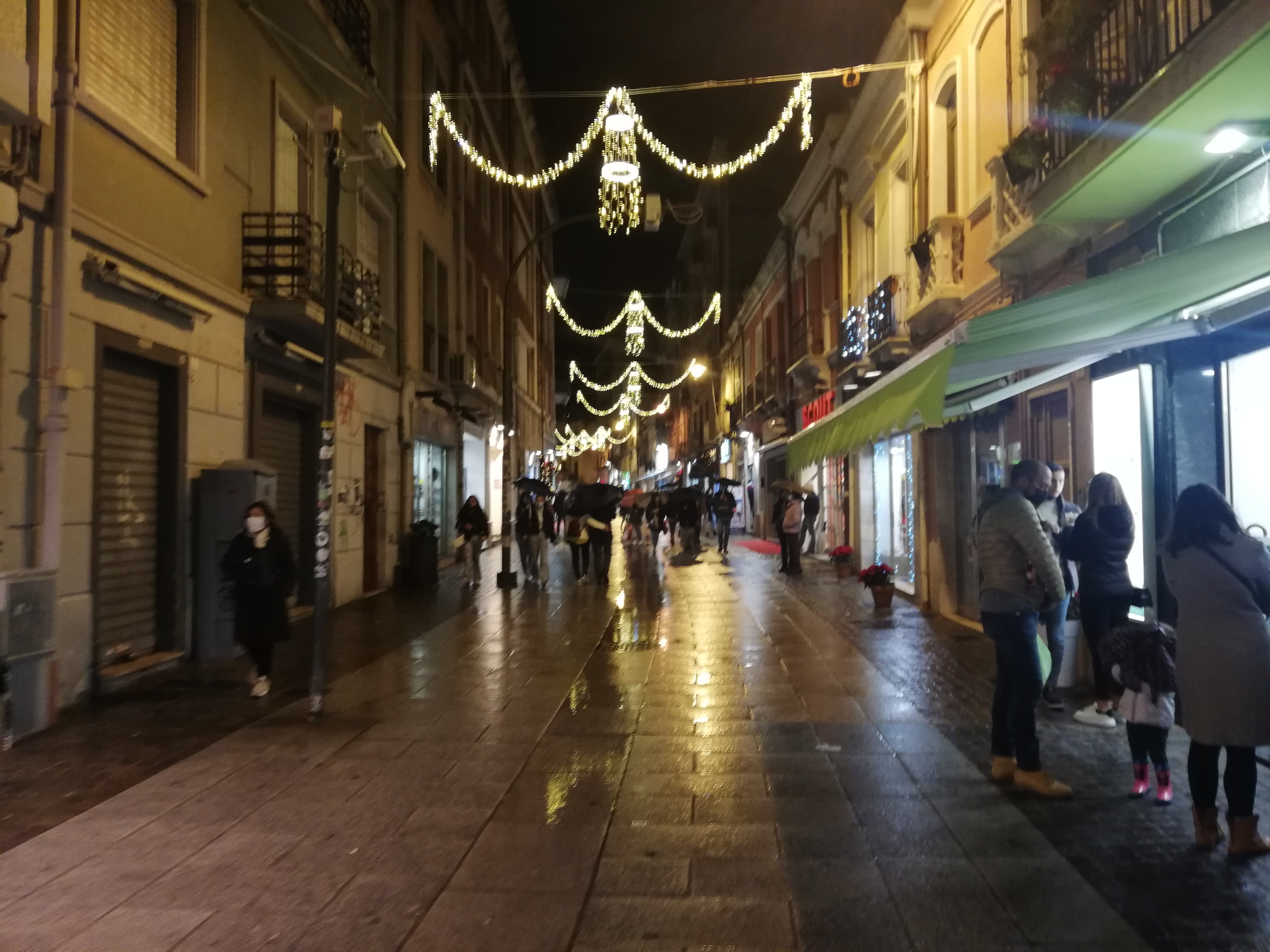 Natale in zona rossa, da oggi cambia tutto anche a Cagliari: autocertificazione per gli spostamenti