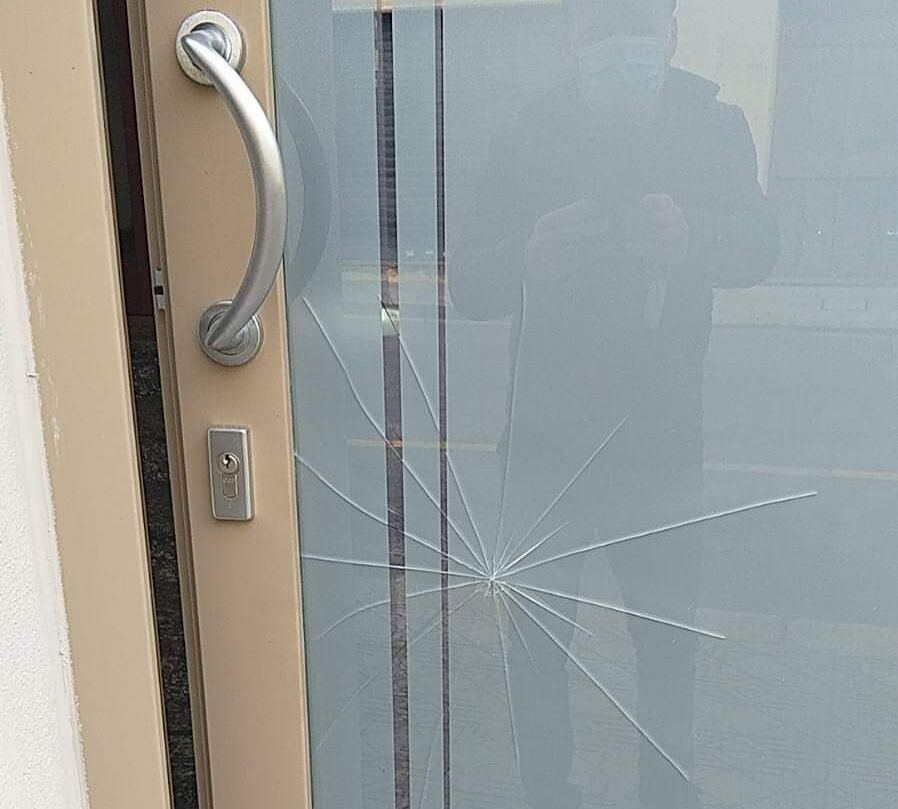 Quartucciu, vandalizzato il portoncino del Comune. L’ira del sindaco Pisu
