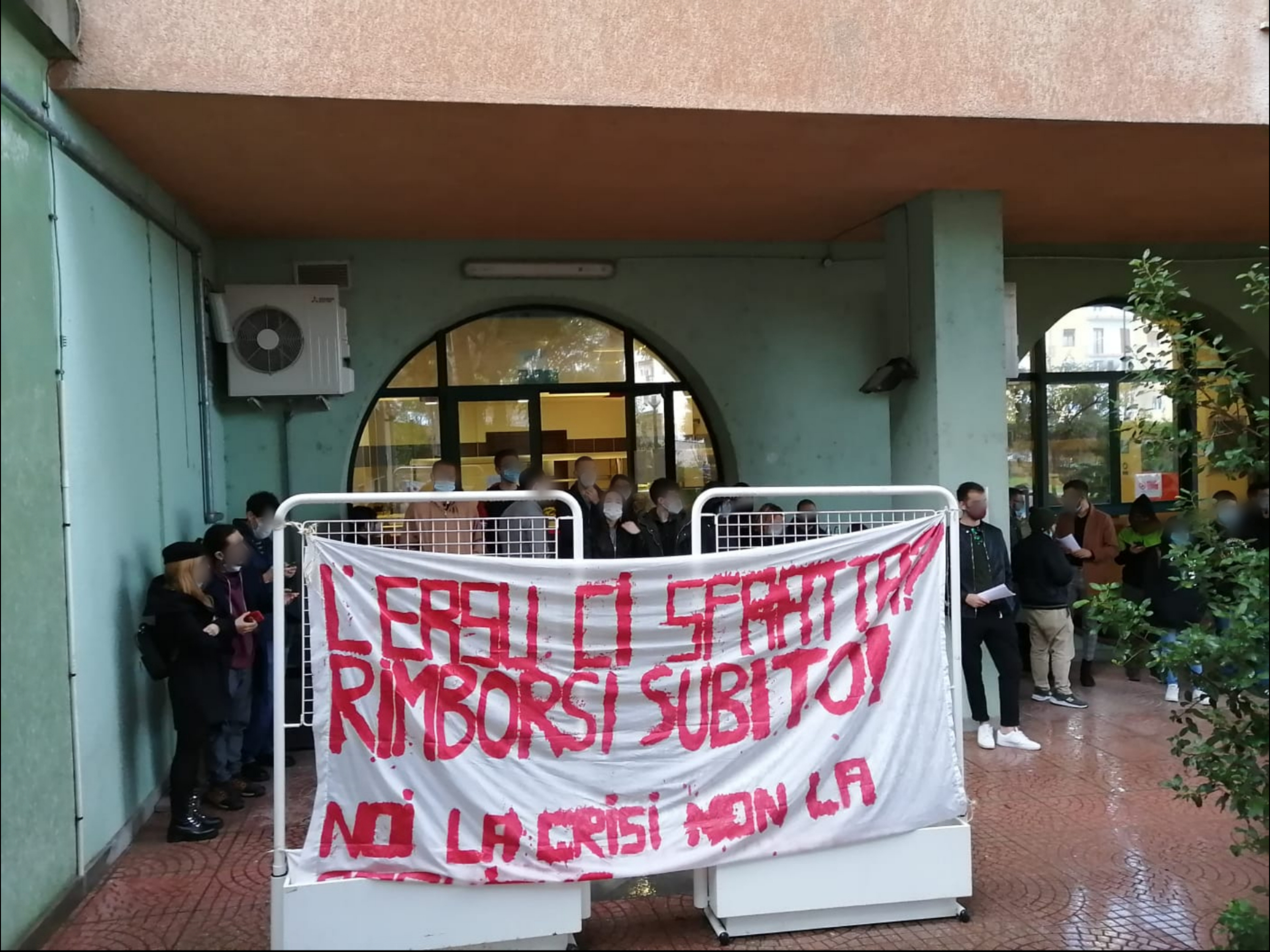 Cagliari, gli studenti universitari bloccano la mensa: “Dateci borse di studio e alloggi gratuiti”