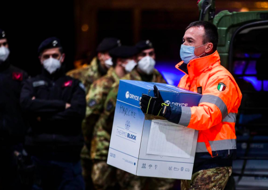 Via al Vax Day, resta il rebus delle scorte: gli effetti tra sei mesi