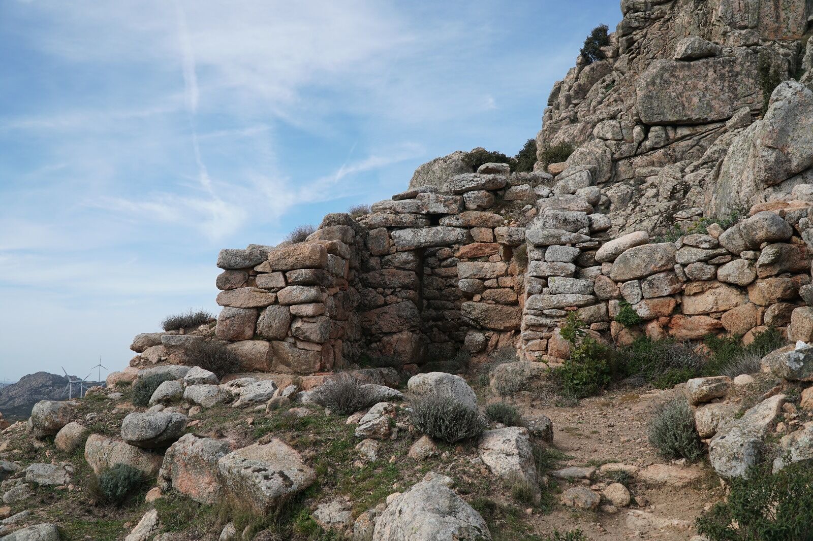 Archeoastronomia in Sardegna: orientamenti solstiziali negli edifici cultuali di Serra Orrios e di Sos Nurattolos
