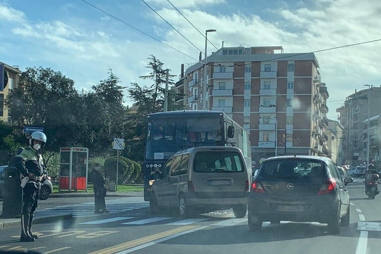 Cagliari, paura in via Bacaredda: mancata precedenza, schianto auto-bus