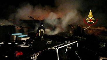 Selargius, vasto incendio in un terreno privato: fiamme alte, arrivano i vigili del fuoco