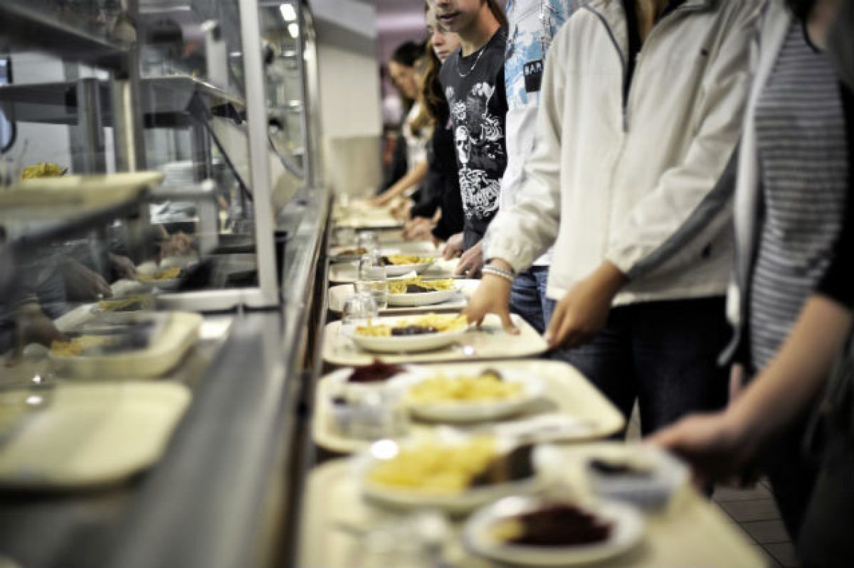 I pasti caldi per i bisognosi di Cagliari? Li cucinano gli chef in crisi: ecco il “ristorante solidale”