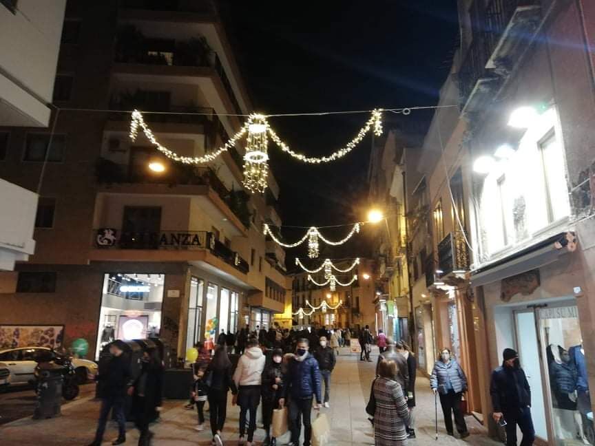 Cagliari, il virus non ferma lo shopping: acquisti in “apixedda” e vetrine addobbate nelle vie del centro