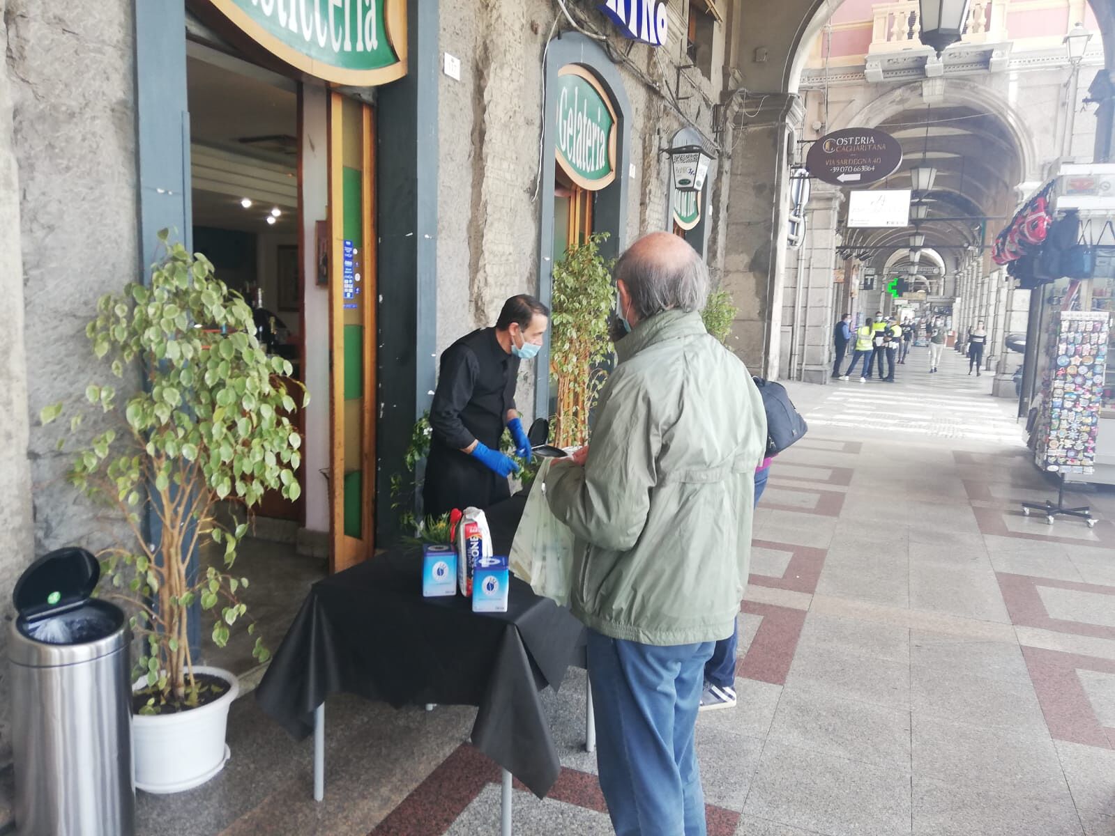 Aperitivi ko anche in Sardegna, asporto vietato per i bar dalle 18: “Così riduciamo gli assembramenti”