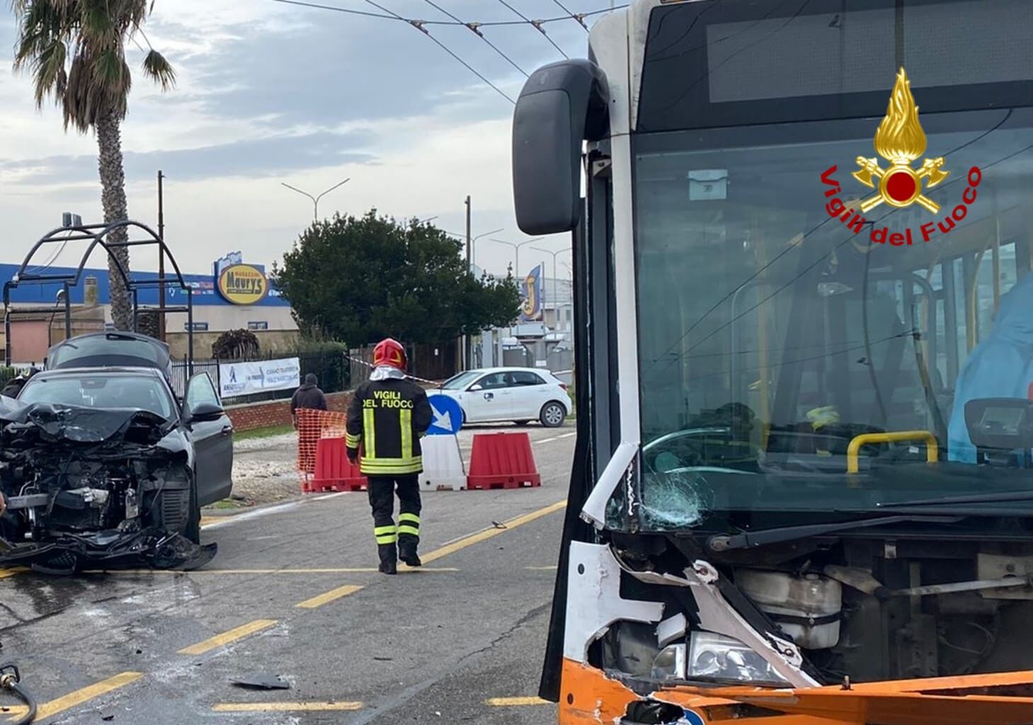 Viale Marconi, scontro frontale tra un’auto e un autobus di linea: feriti alcuni passeggeri, l’autista estratto dalla cabina