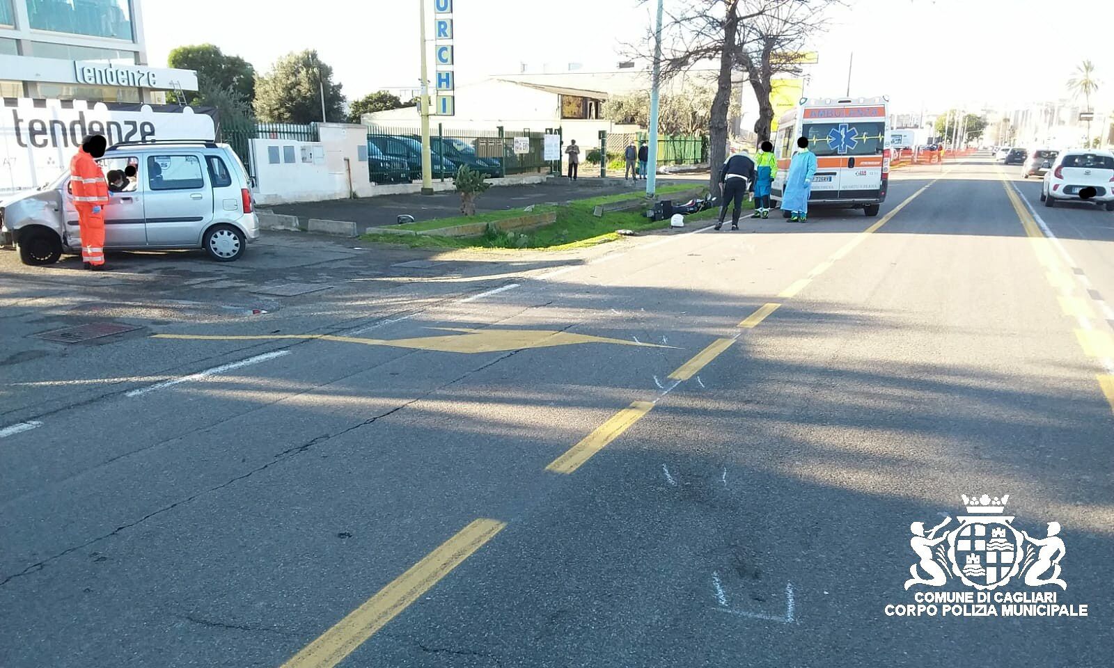 Scontro tra un’auto e una moto in viale Marconi a Cagliari: centauro in ospedale