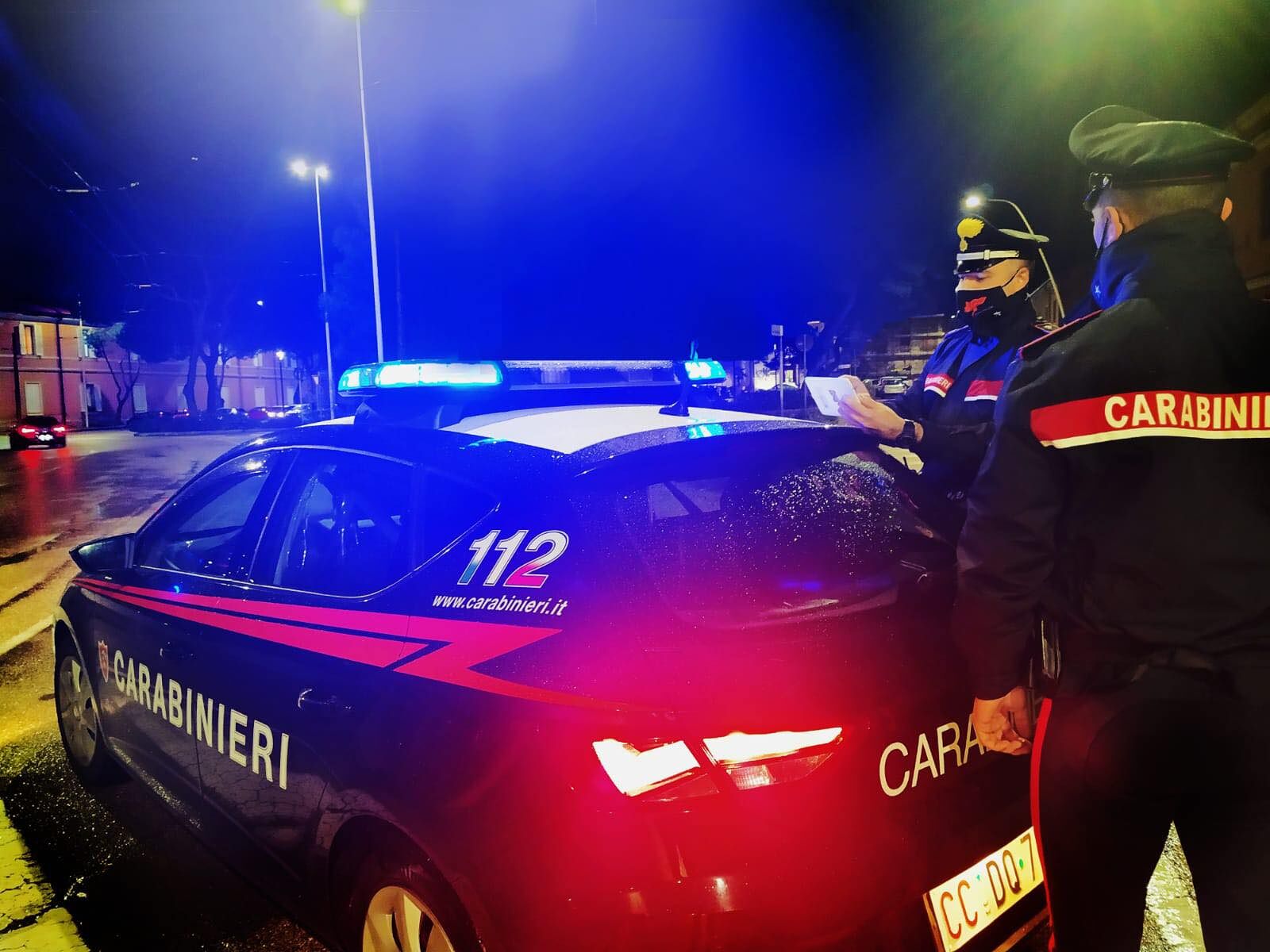 Non si fermano all’alt dei carabinieri e tentano la fuga: coppia finisce nei guai a Cagliari