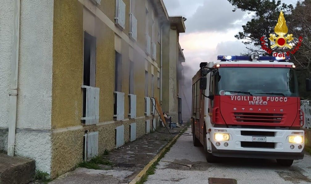 Villacidro, incendio in un mobilificio dismesso: sul posto i vigili del fuoco