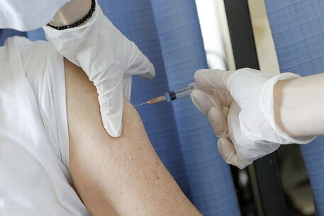Vaccini Covid, “scorte quasi esaurite anche a Cagliari: vaccinati medici e personale delle Rsa”