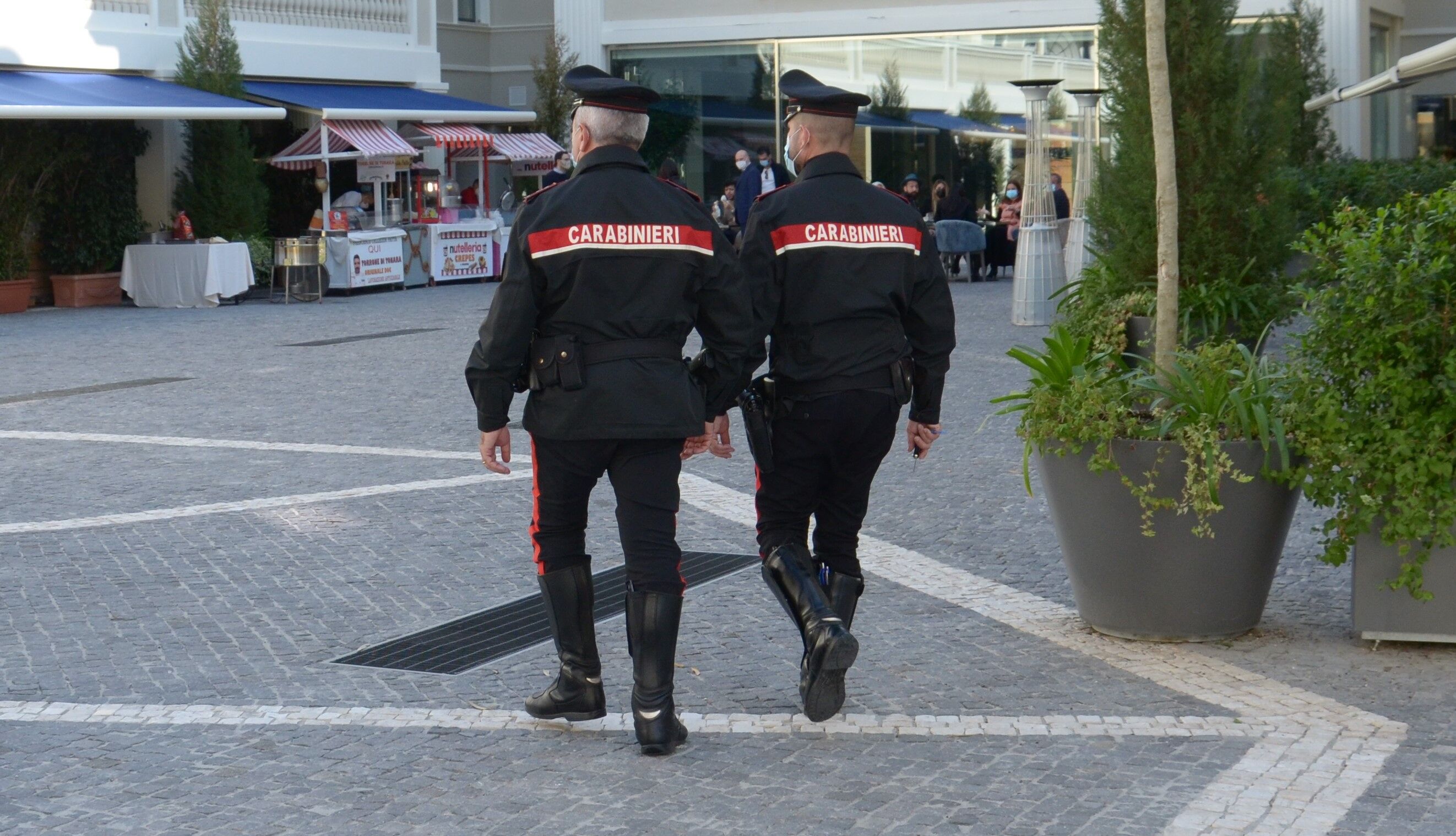 Cagliari, in bici di notte con coltello e manganello: studente denunciato