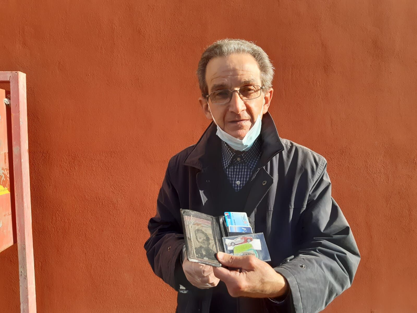 Cagliari, le lacrime ora sono di gioia: il pensionato scippato ritrova portafoglio e ricordi