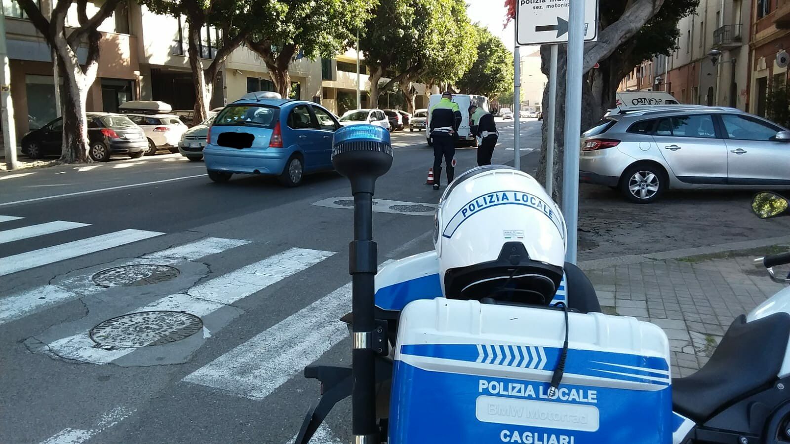 Cagliari, falcia una donna sulle strisce in viale Trieste e scappa: caccia al pirata della strada
