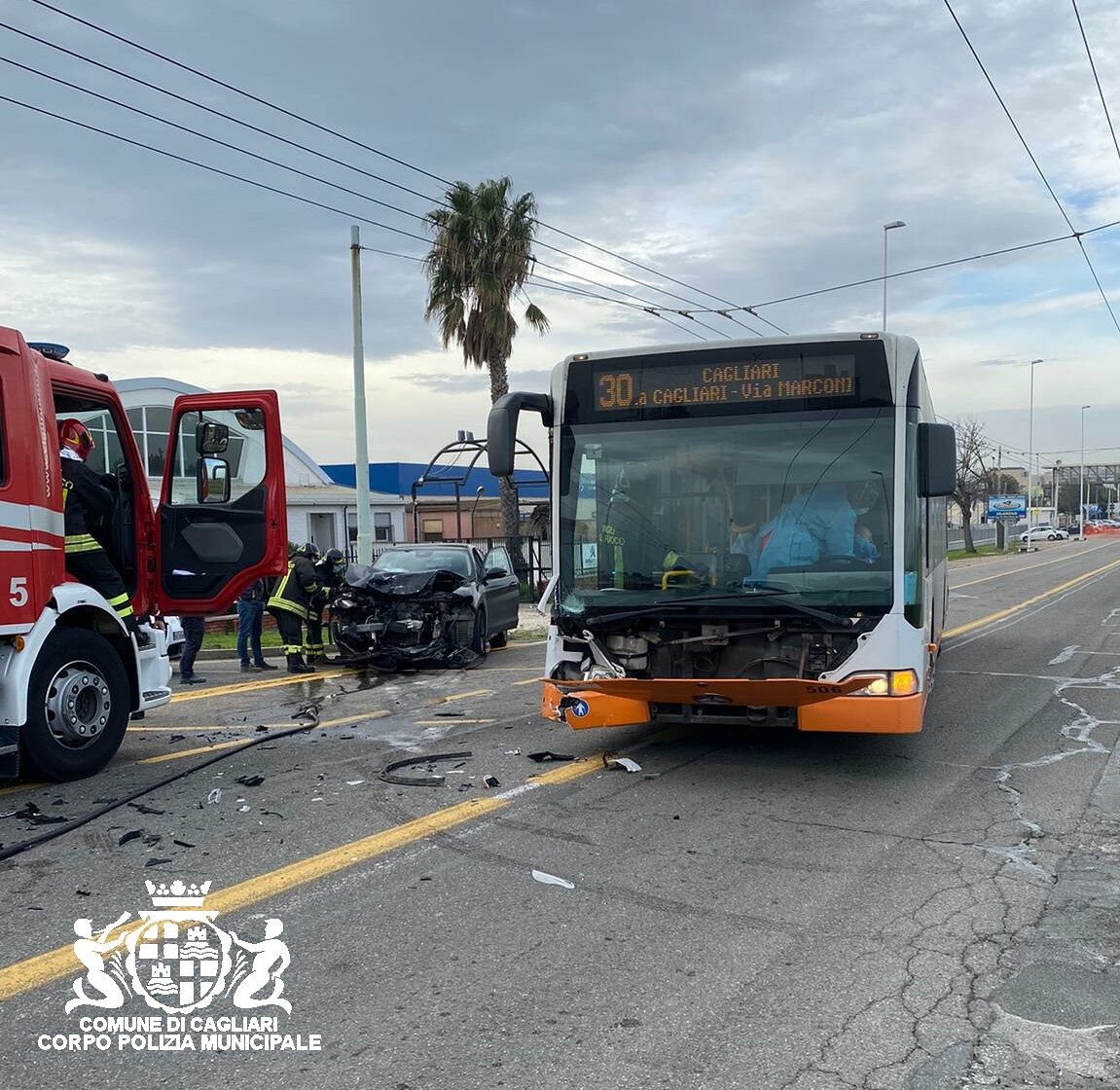 Cagliari, schianto auto-pullman nel viale Marconi: passeggeri feriti e autista all’ospedale