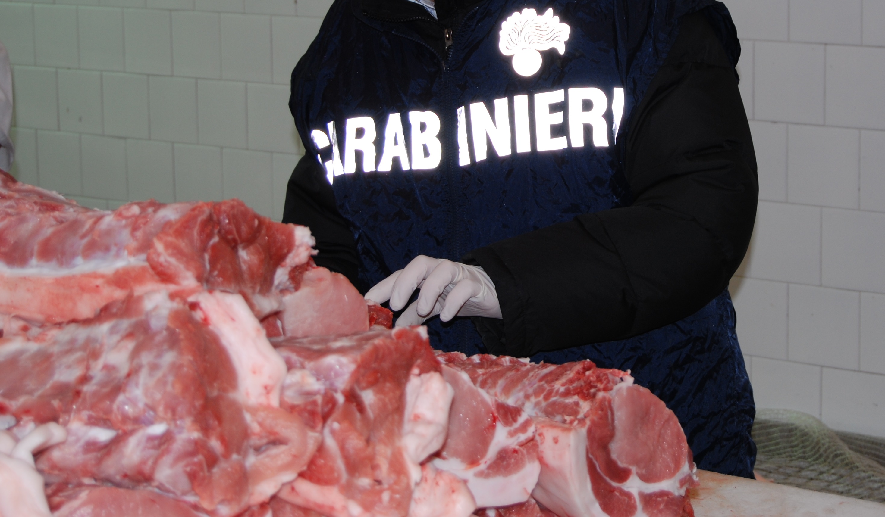 Carenze igieniche e mancata tracciabilità, sequestrata carne suina per 2mila euro ad un macellaio del Sulcis