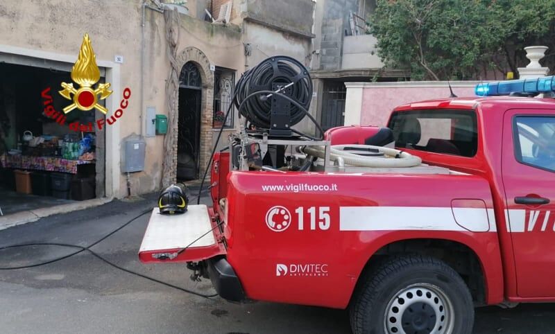 Fiamme nella casa di un anziano, paura a Maracalagonis: pompieri e 118 in azione