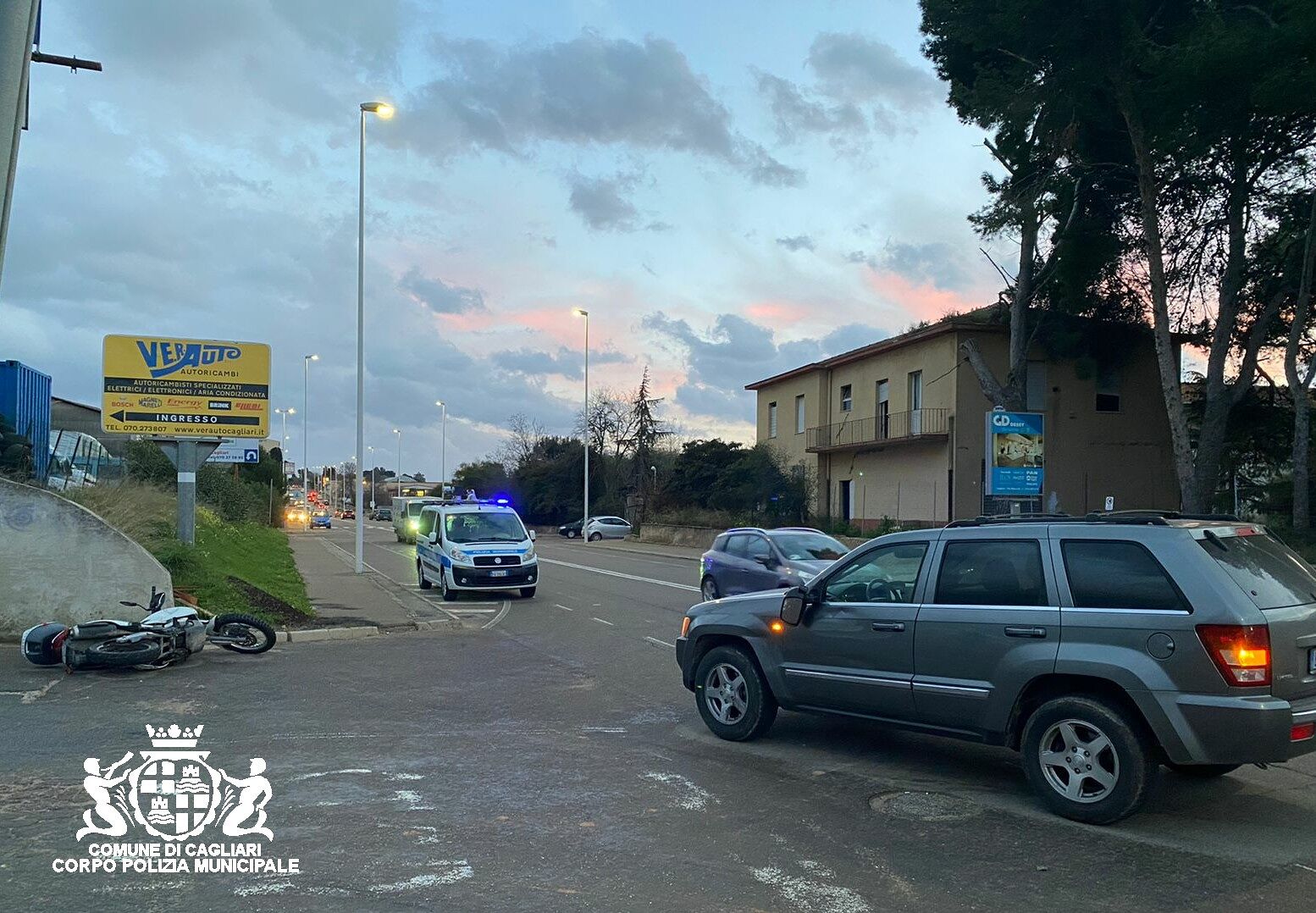 Incidente a Cagliari, auto contro moto in viale Elmas: ferito un centauro