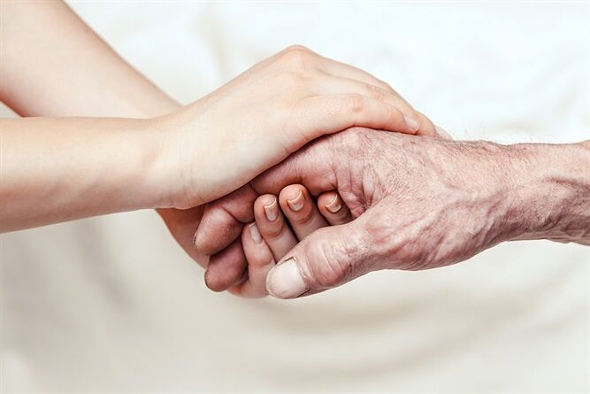 Nonnini positivi al Covid intrappolati a Pirri, ecco il lieto fine: “Arriverà un angelo ad aiutarli”