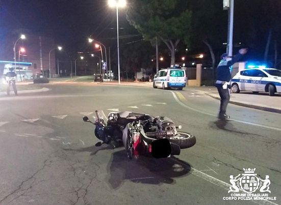 Cagliari, schianto alla rotonda di via Cadello: due giovani in codice rosso, un 20enne è gravissimo