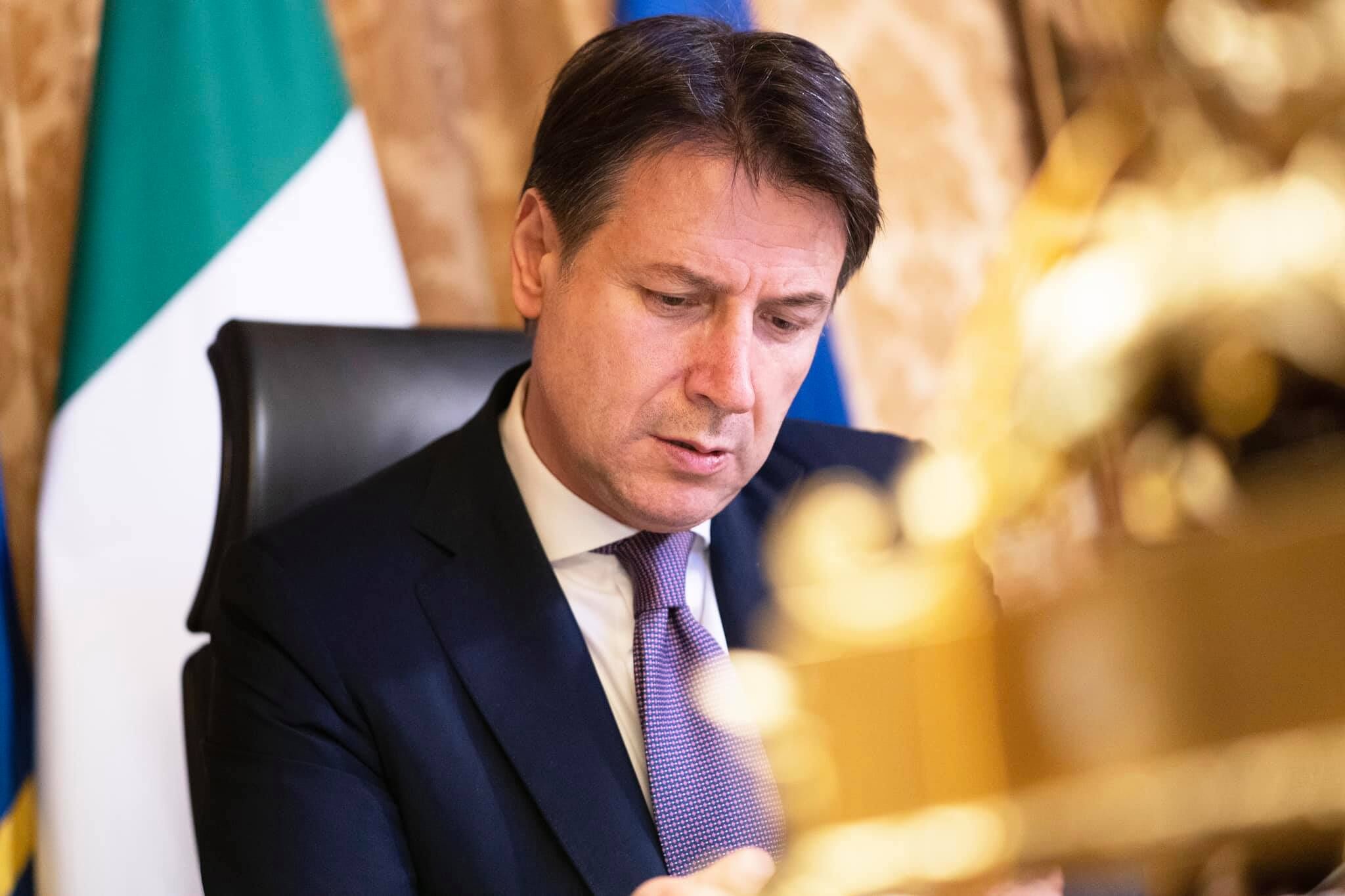 Allarme di Conte sui vaccini bloccati: “Inaccettabile il comportamento di Pfizer e Astrazeneca, pronti ad azioni legali”