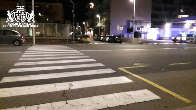 Cagliari, 16enne investito da uno scooter mentre attraversa sulle strisce: motociclista in fuga