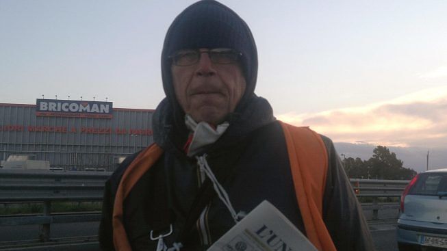 Addio a Giorgio Cocco, Assemini piange il giornalaio ambulante della 130