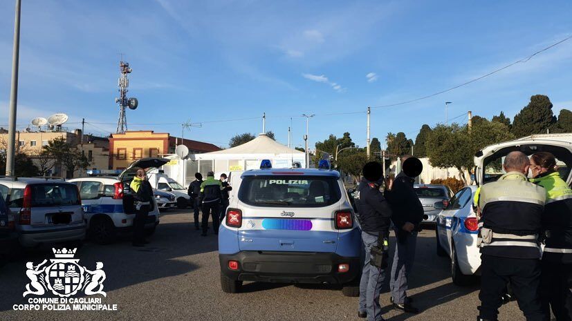 Cagliari, in tanti seduti a bere al chiosco di Bonaria: tentano di scappare, ma scattano le multe della Polizia Locale
