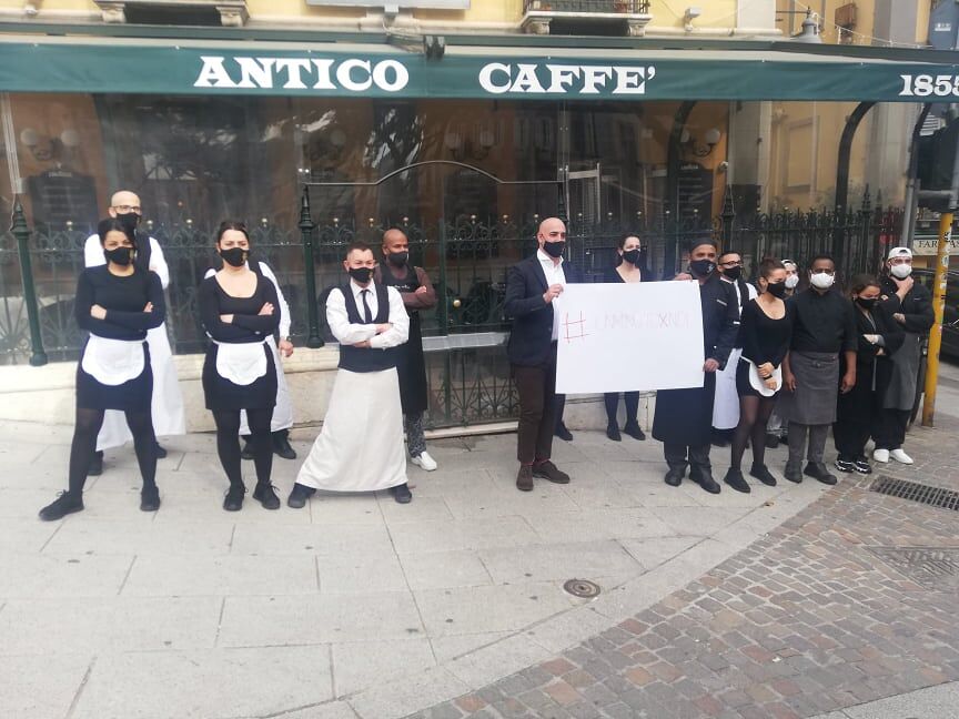 Il “minuto di silenzio” di titolari e dipendenti di bar e ristoranti in crisi a Cagliari: “Fateci lavorare”