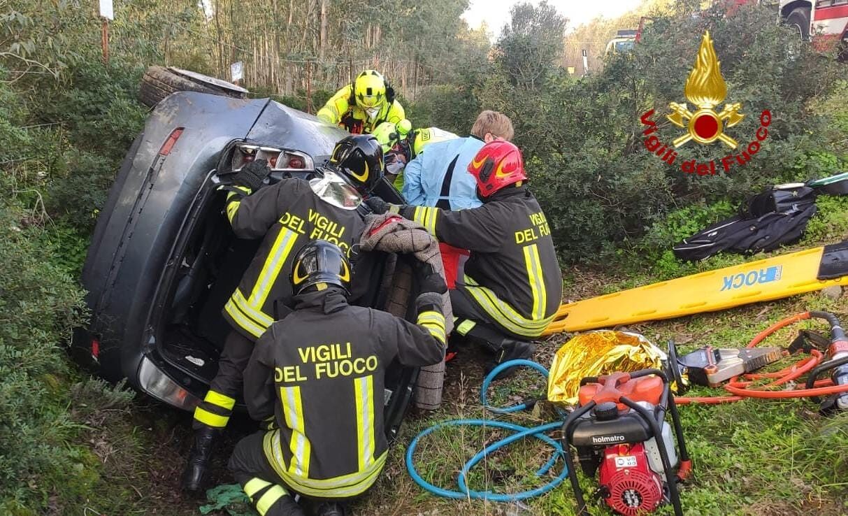 Esce di strada e si ribalta con l’auto sulla Pedemontana a Uta, donna soccorsa dai vigili del fuoco