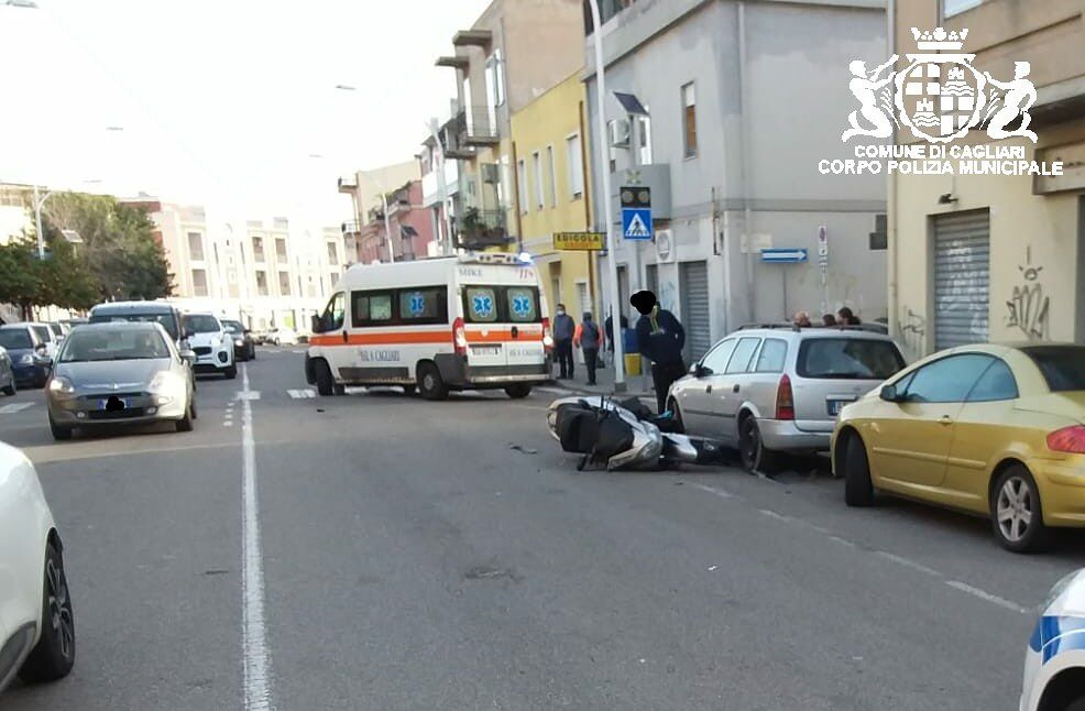 Pirri, scontro tra un’auto e una moto in via S. Maria Chiara: ferito il motociclista