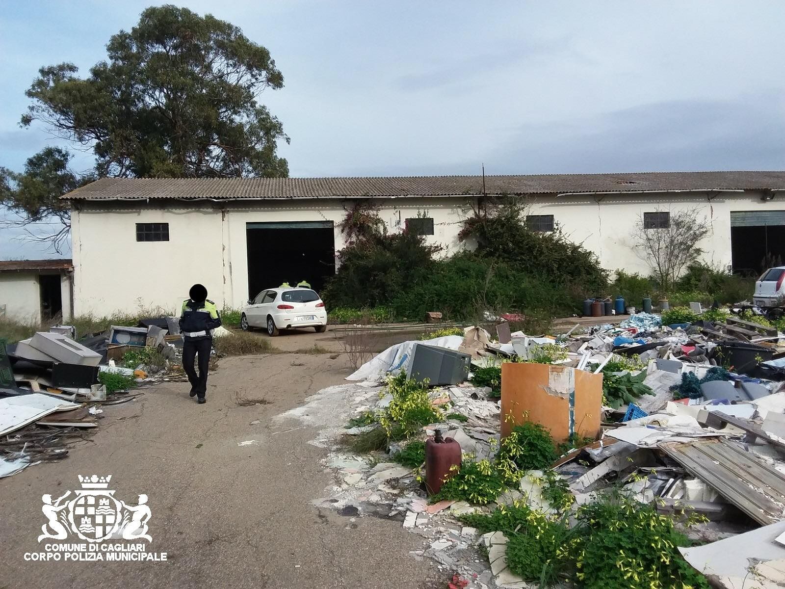 Cagliari, auto rubate, rifiuti e degrado: sequestrata la discarica abusiva a Piscina Matzeu