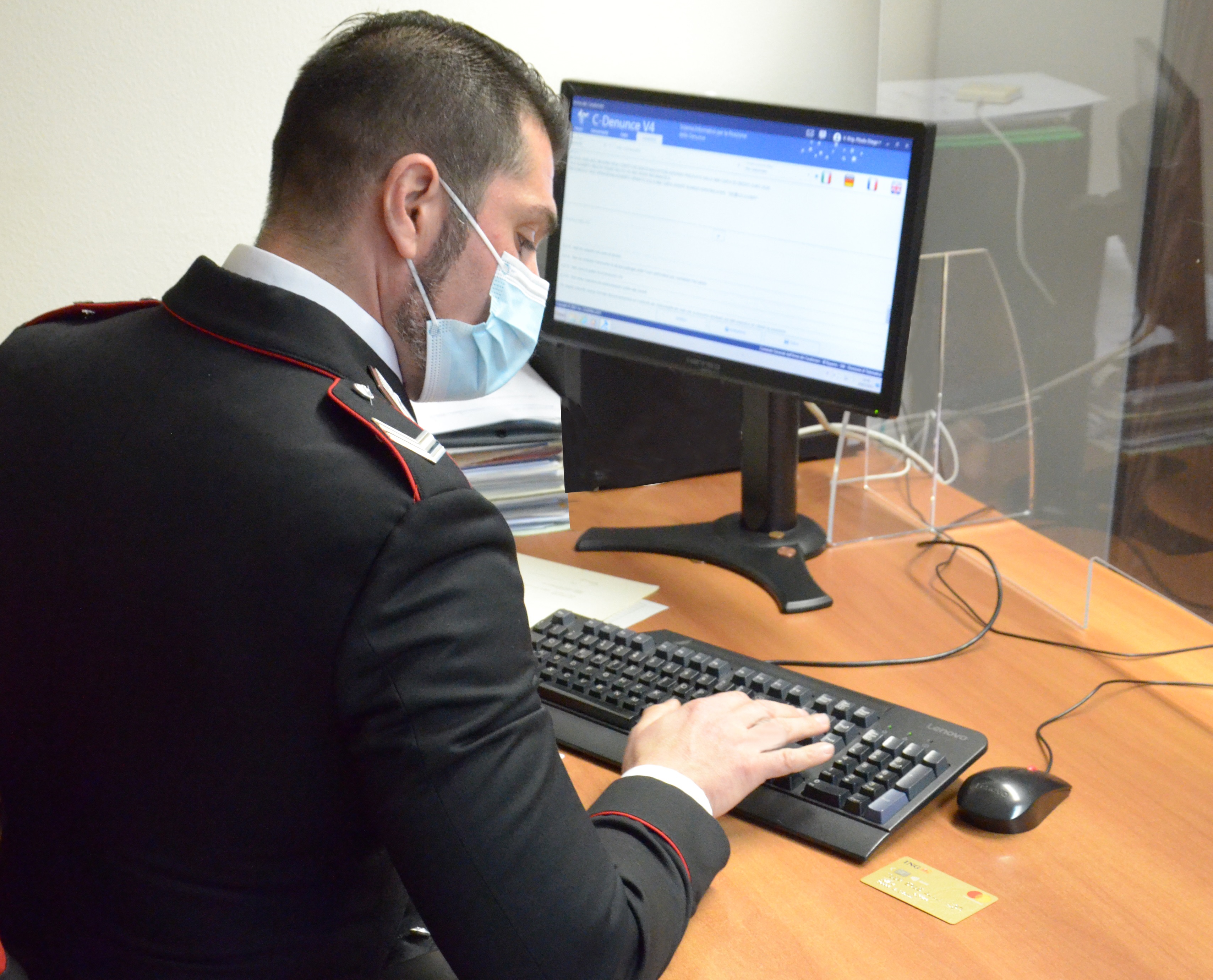 Minaccia di diffondere le sue foto nuda in rete, impiegata di Dolianova nel mirino delle estorsioni online