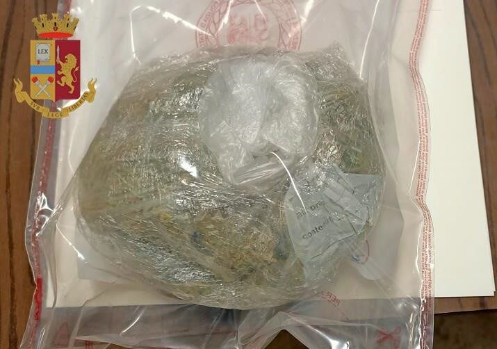 Nasconde nel giubbotto oltre un etto di marijuana: 51enne arrestato a Iglesias