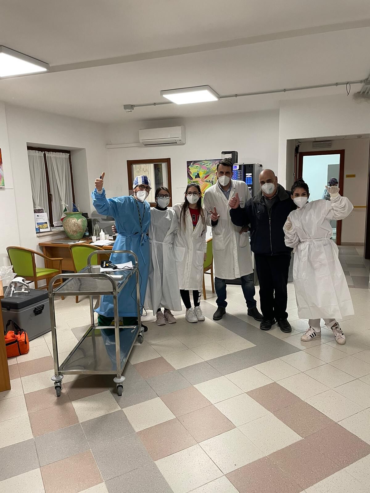 Covid, gioia e sorrisi per le prime vaccinazioni nelle Rsa sarde: vaccinato anche un 95enne