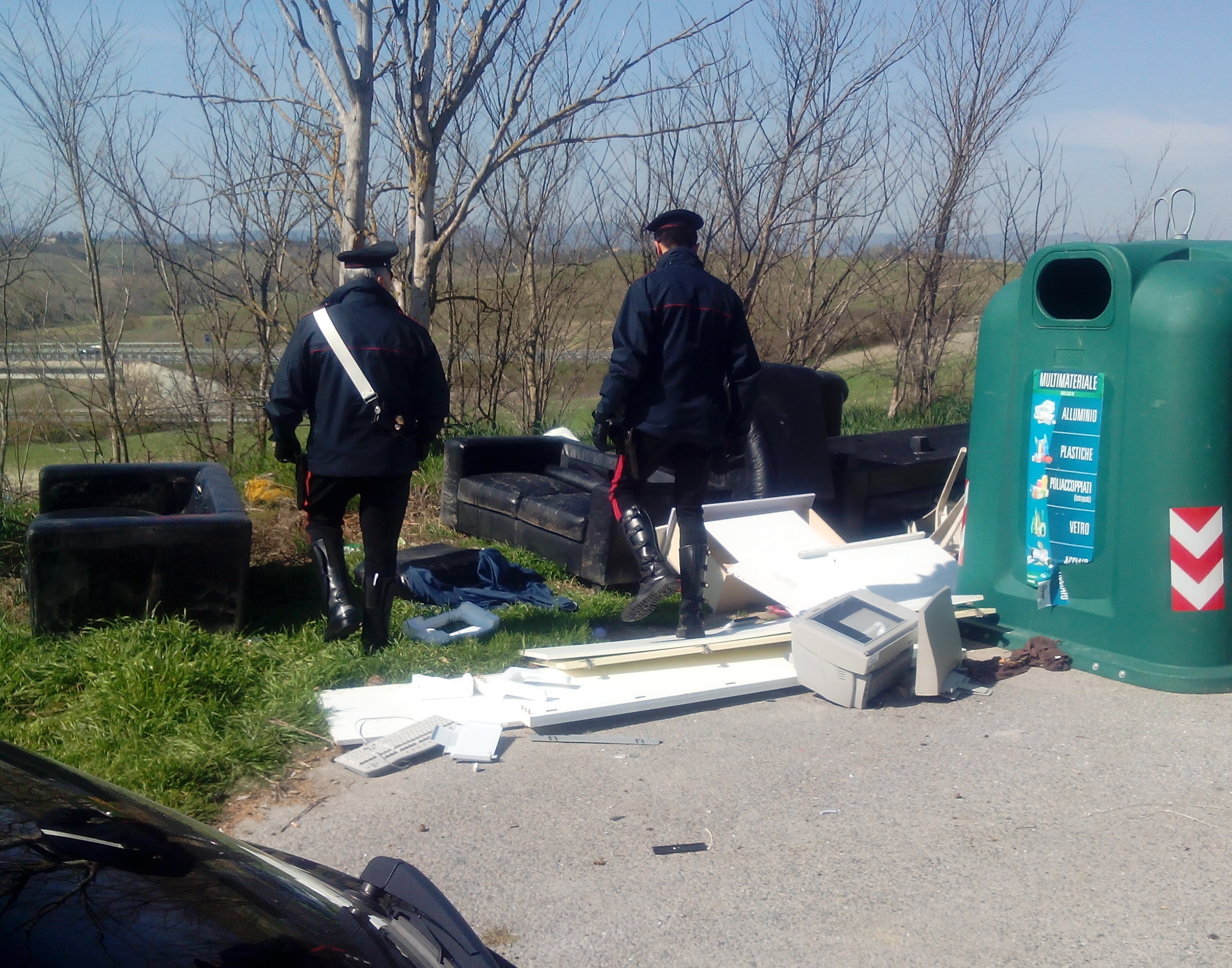 Abbandonano rifiuti speciali in un terreno demaniale, denunciate due persone a Guasila
