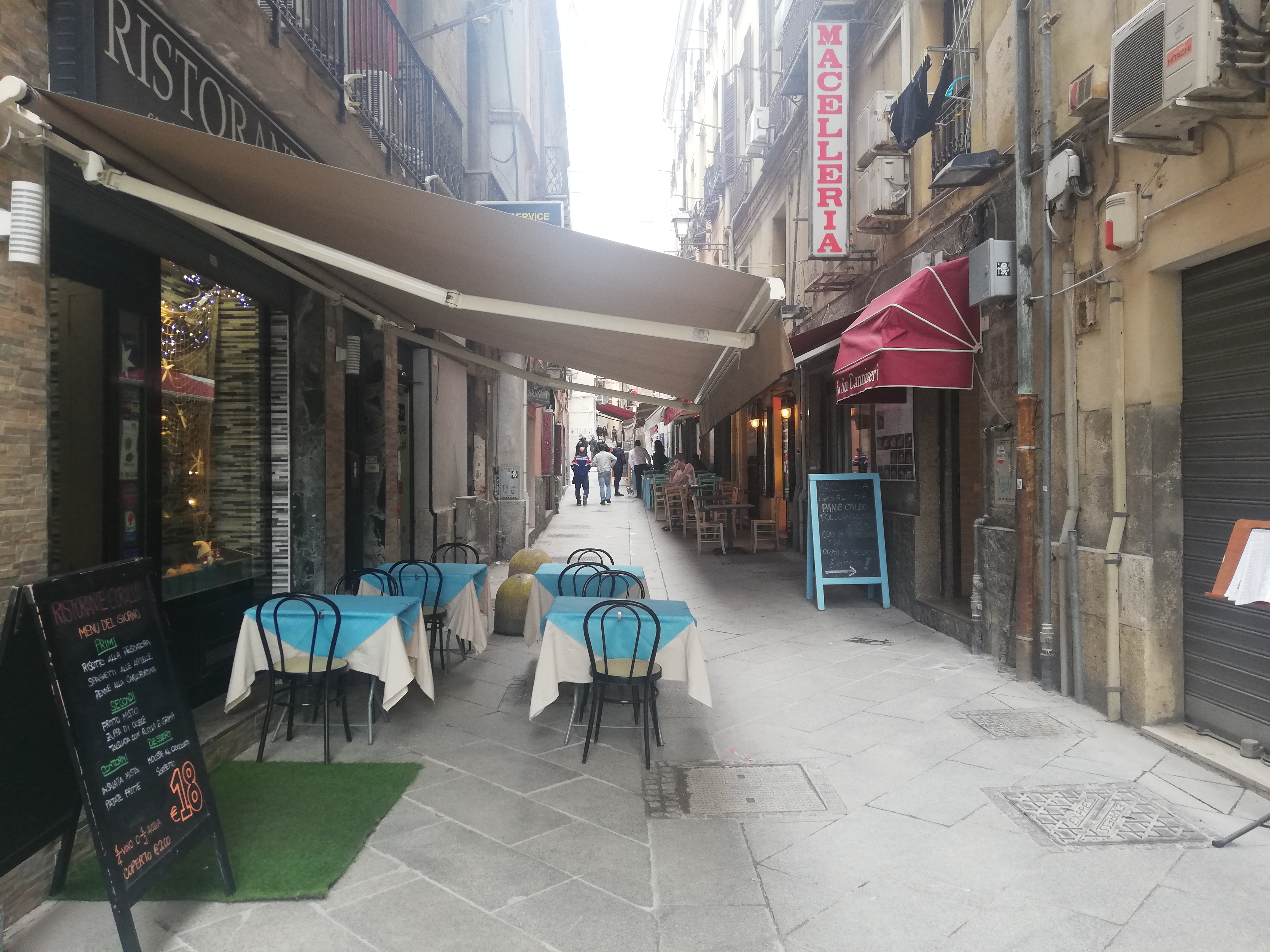 Cagliari, ristoranti riaperti ma tavoli quasi tutti vuoti: “La gente si è abituata a mangiare panini”