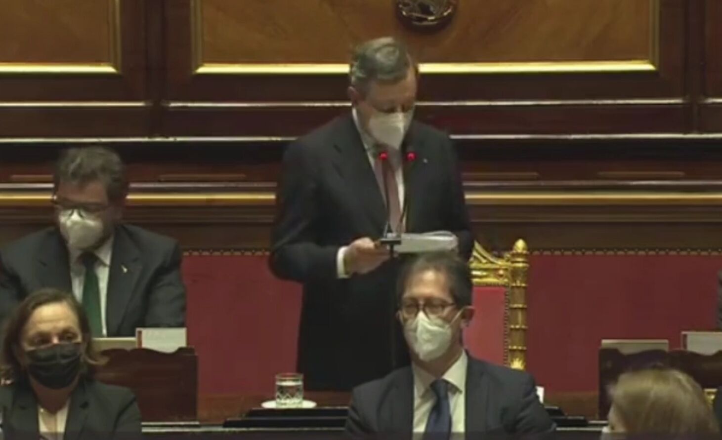 Covid, il piano di Draghi: “Vaccini ovunque, impariamo dai paesi più rapidi dell’Italia”