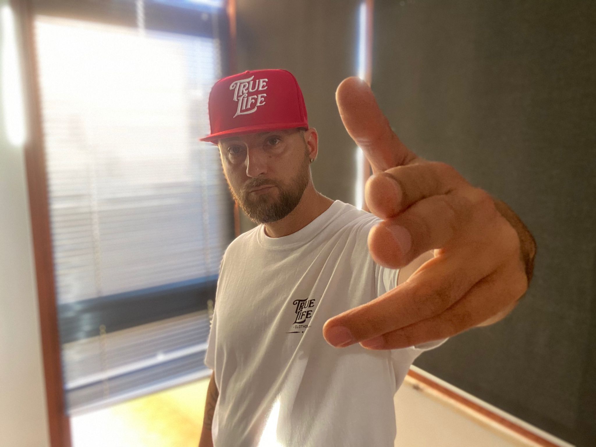Sestu, chiude la paninoteca per Covid: a 36 anni Riccardo “rinasce” come cantante rap