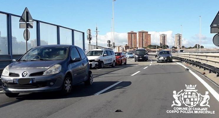 Cagliari, crash tra quattro auto sull’Asse mediano: traffico in tilt a lungo, poi strada riaperta