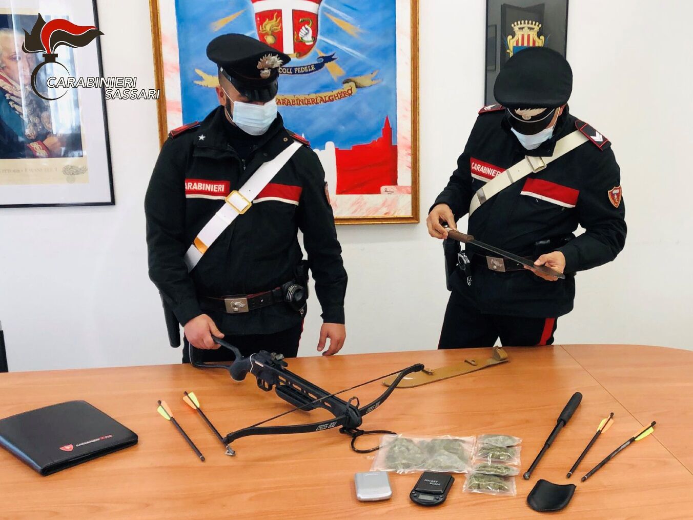 Sequestra e picchia la ex compagna, arrestato ad Alghero: in casa droga e una balestra