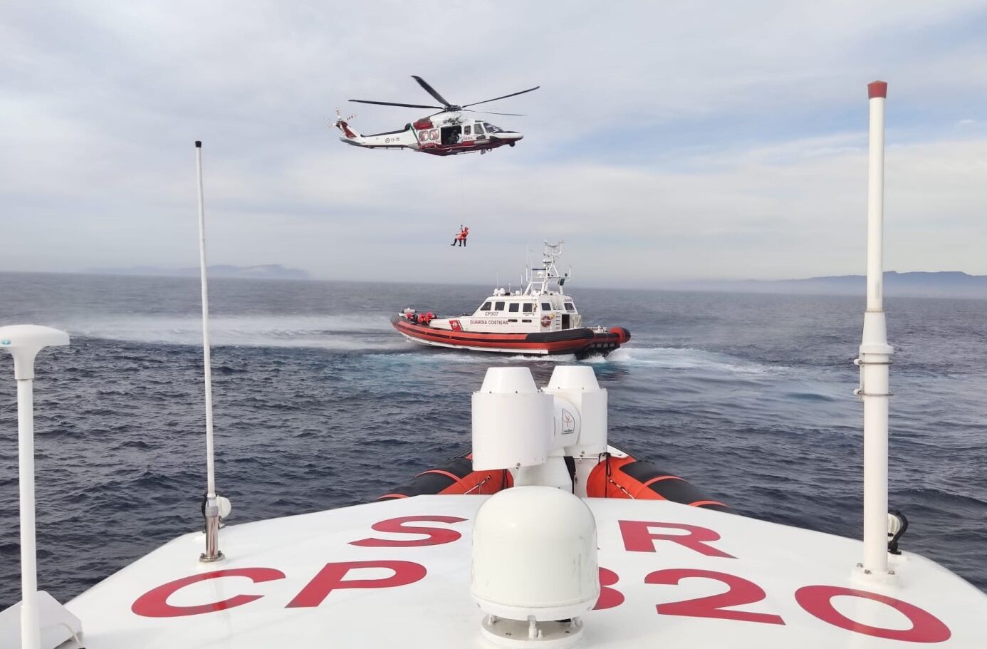 Cagliari, salvataggio in mare: motovedette ed elicotteri della guardia costiera impegnati nell’esercitazione con tecnica h-line