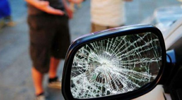 Occhio alla truffa, ad Assemini è tornata la banda dello specchietto: “E’ una Golf nera”