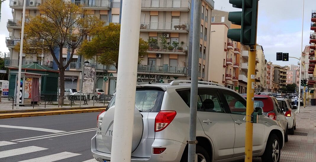 Cagliari, caos in via della Pineta: “Marciapiedi invasi dalla sosta selvaggia”