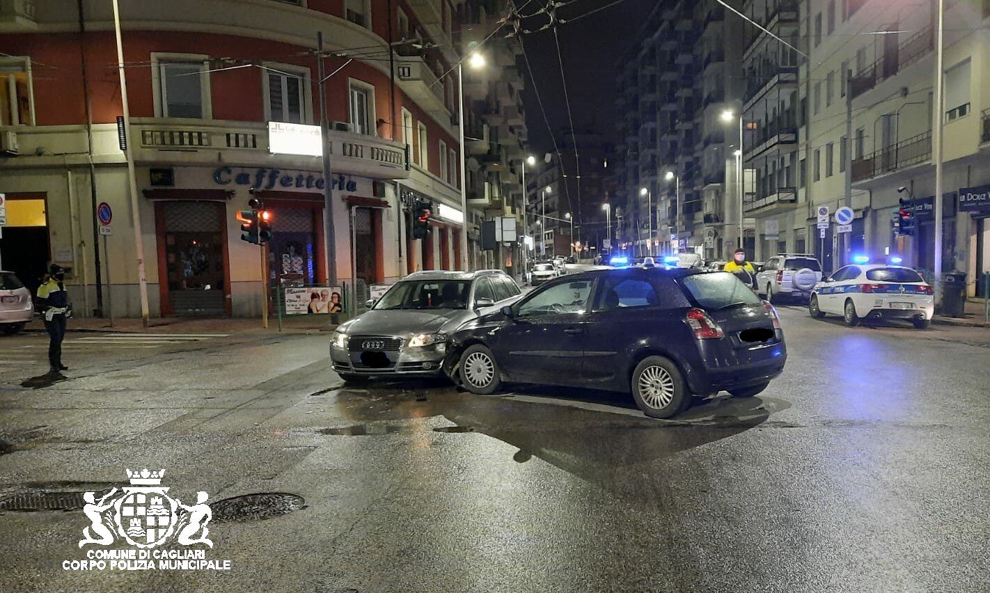 Scontro tra due auto in via San Benedetto a Cagliari, ferito un minore: sanzionati entrambi i conducenti