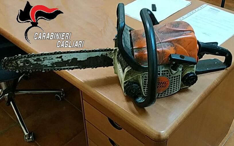 100 persone al bar a Villamar, arrivano i carabinieri: agricoltore li minaccia con la motosega