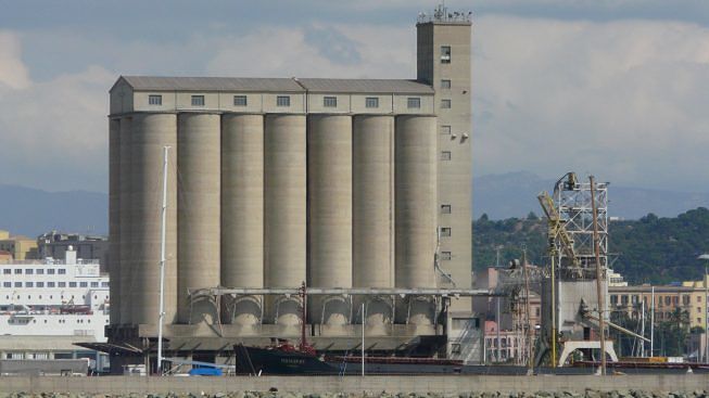 Cagliari, giù con l’esplosivo i silos del porto: la settimana prossima via agli spari
