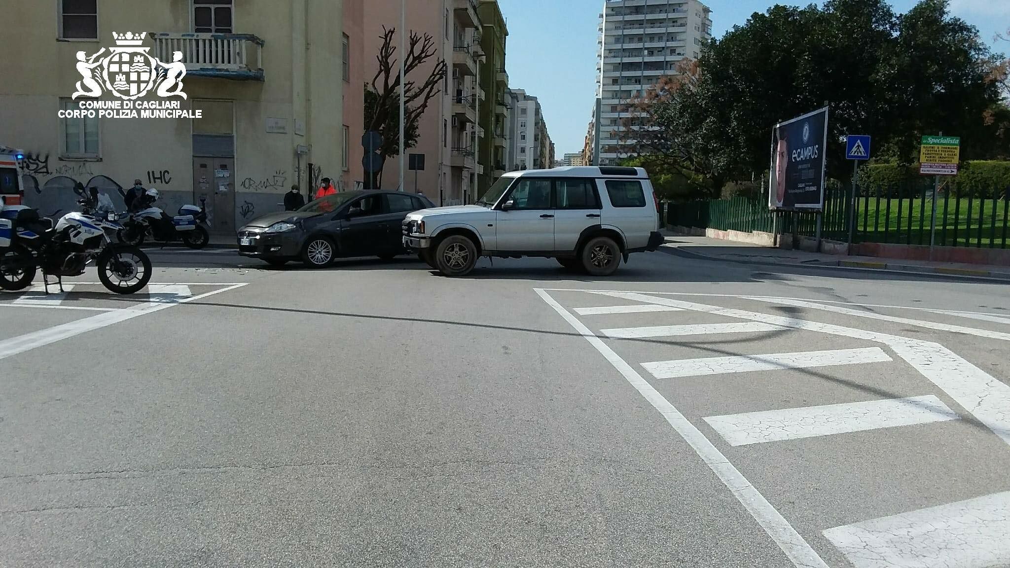 Cagliari, scontro tra due auto alla rotatoria: un ferito all’ospedale