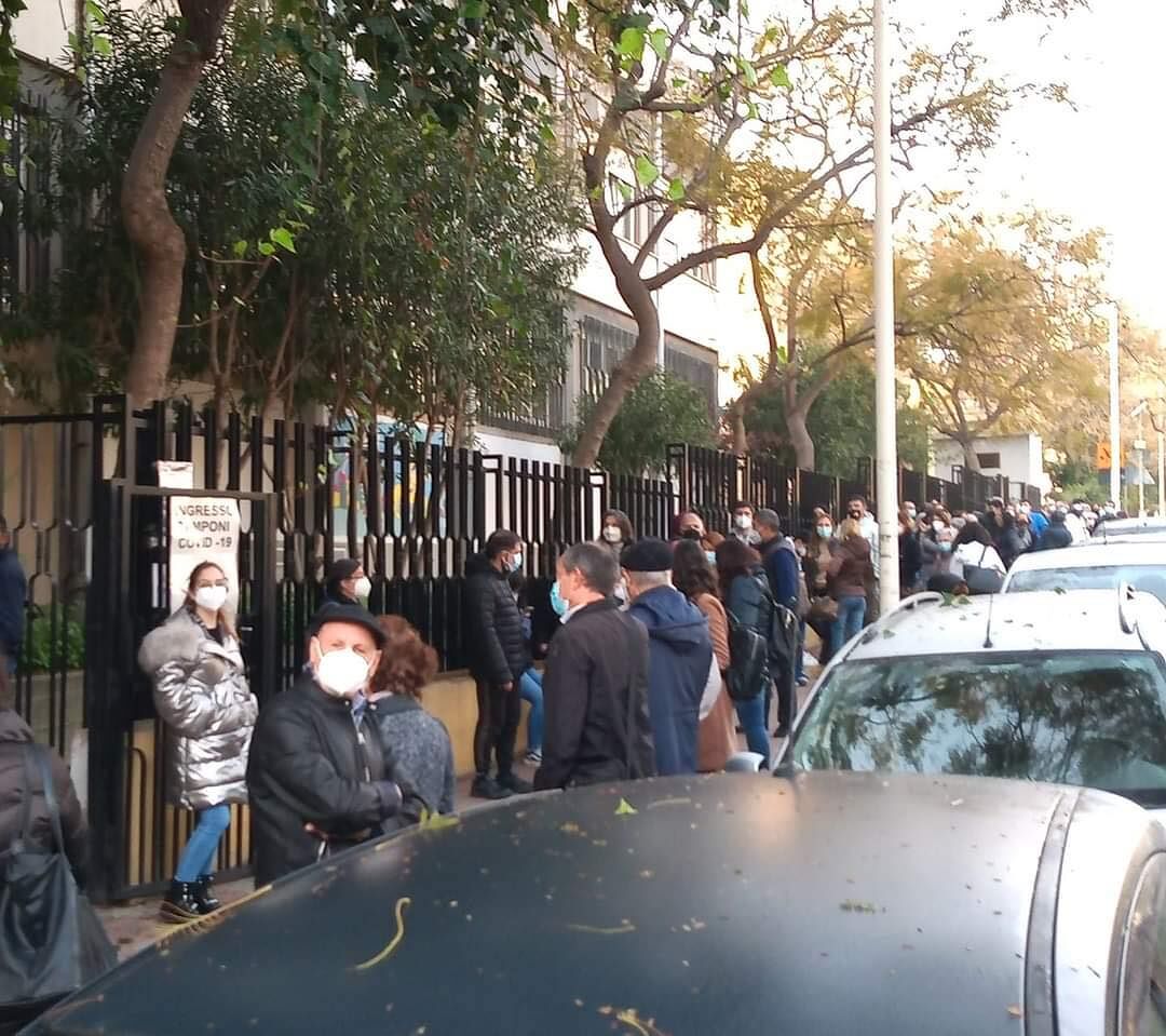 Cagliari, migliaia in fila per lo screening di “Sardi e sicuri”: code fuori dalle scuole
